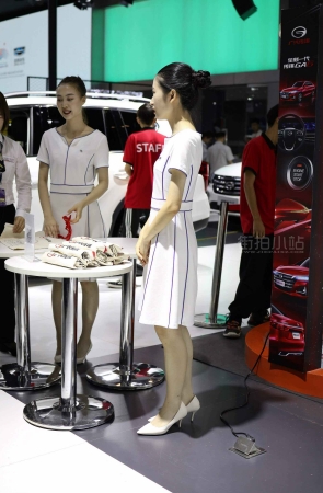 广汽传祺白裙白高跟柜姐