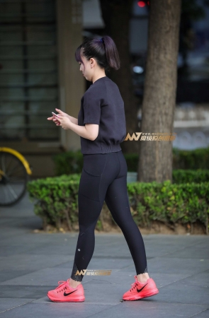 可爱萌妹紧身裤