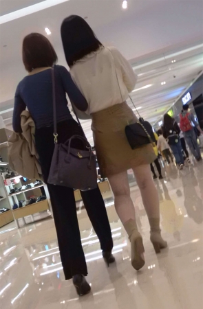 白衬衫短裙白皙美腿美女