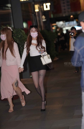 印花黑丝小姐姐