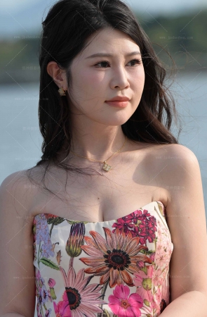 241020-15=80√抹胸美腿美足娇萋 11P