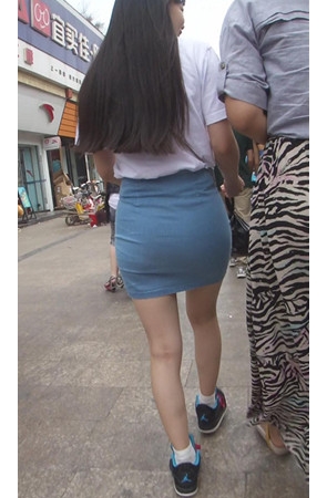 蓝色包臀裙小妹