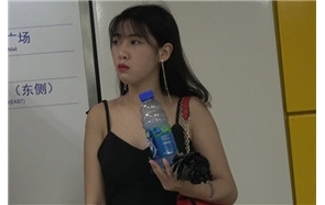 4k-黑色吊带连衣裙裸足高跟鞋街拍美女