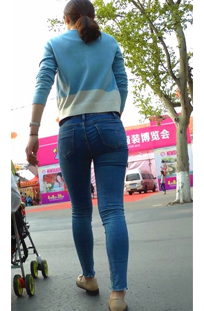 带孩子的牛仔裤少妇