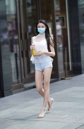 街拍热牛月牙臀美眉