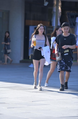 喝果汁的小姐姐