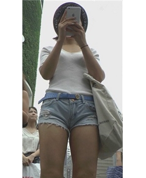 黑帽高个子热裤美眉前三角挺美 [440 MB]