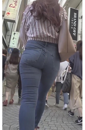 街拍紧绷的牛仔裤圆润美女