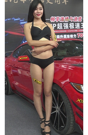 黑色比基尼漂亮的车模美女