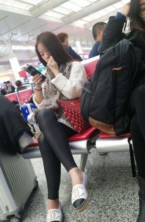 黑色紧身皮裤长发漂亮美女