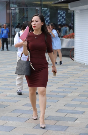 酒红色包臀裙高跟**