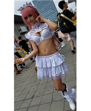 4K – 白色短裙cosplay的丰满少女
