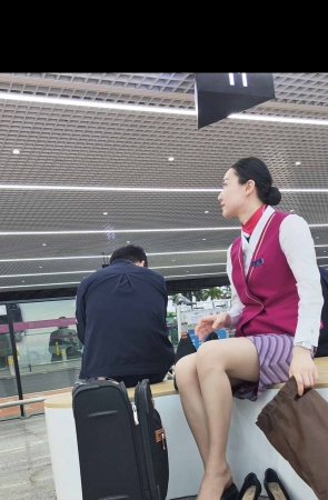 4k视频偶遇南航空姐下班肉丝换鞋真实震撼