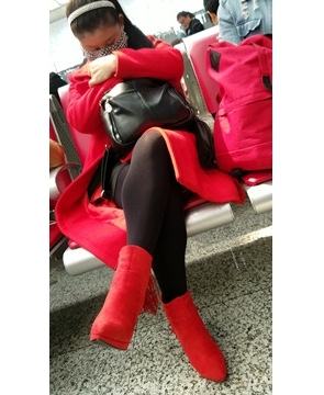 4k视频，候车室拍摄大红长风衣，极品黑丝袜美腿性感少妇