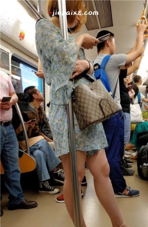 地铁上的花裙高跟女子 [244 MB/mp4]