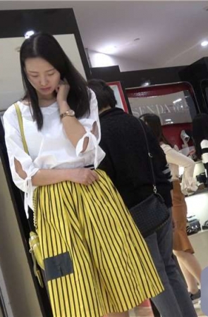 4K – 黄色裙子粉嫩美足美女对这双凉高跟很满意 [722 MB/MP4]