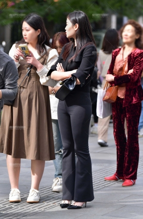 高挑黑裤美女