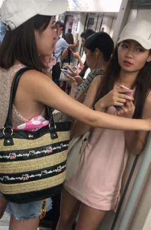 实拍地铁上撩妹最后要联系方式