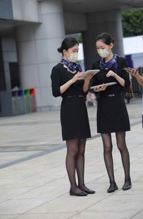 【街拍心灵】路虎车展礼仪街拍黑丝美腿