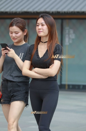 经典的全黑搭配，紧致美眉