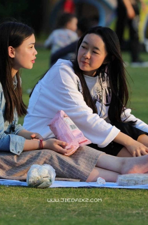 草地上的两少女