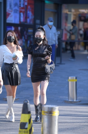 时尚的黑裙小姐姐