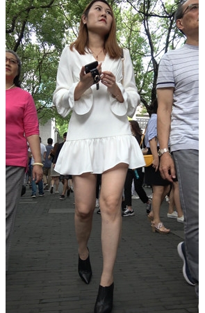 白色连体裙妹子