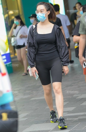 黑色紧身弹力裤