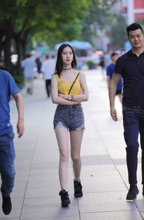 街拍膏药热裤美腿小姐姐
