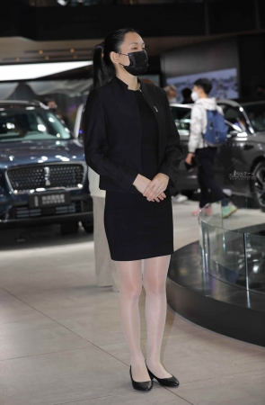 【街拍心灵】汽车销 售肉顾问丝制服街拍美腿高跟