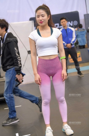 粉色瑜伽裤美女