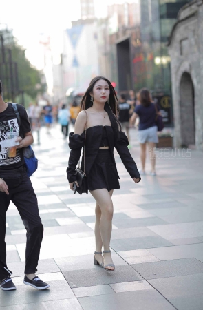 抹胸裙，香肩美女