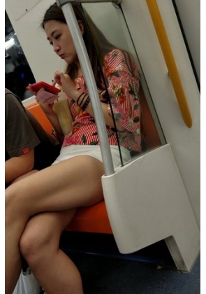 4K – 高清拍摄，小姐姐玉腿上起了鸡皮疙瘩 [605 MB/MP4]