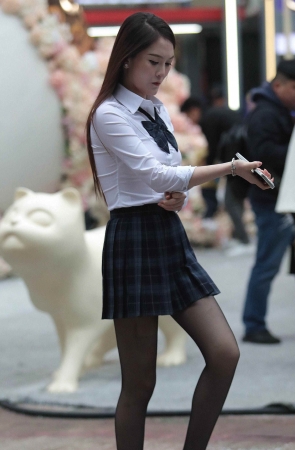 性感黑丝街拍少妇