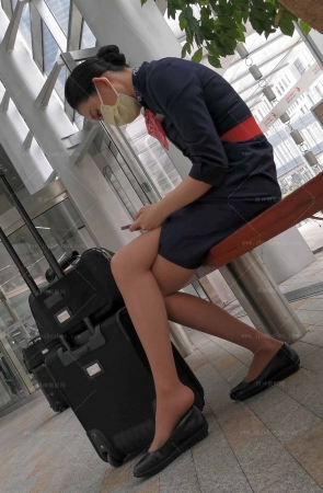 4K视频罕见东航空姐棕色丝袜挑鞋玩鞋震撼2分12秒