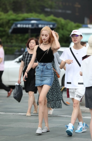 长腿金发漂亮小姐姐