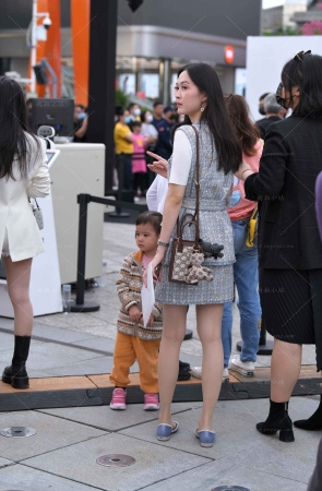 气质平底鞋丝腿美女