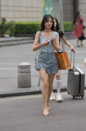 牛仔短裙需要夹子，可见小姐姐腰多细。