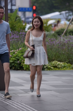 白色连衣裙美女