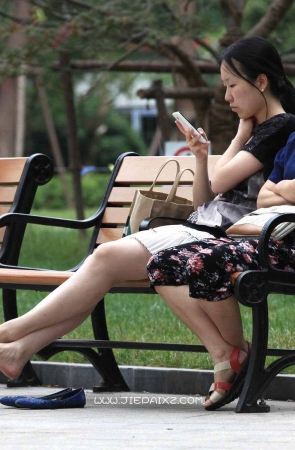 长腿女孩脱鞋小憩