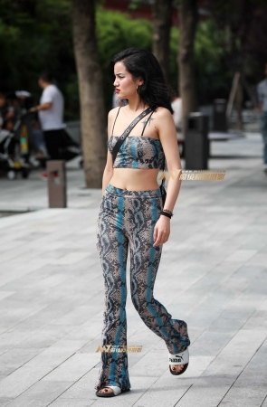 紧身露脐小背心美女赚足了回头率