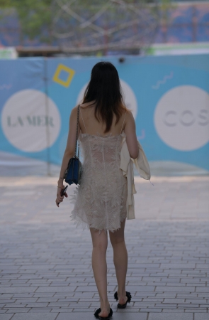 漂亮的白裙妹子