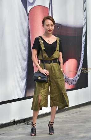 时尚个性的短发少妇