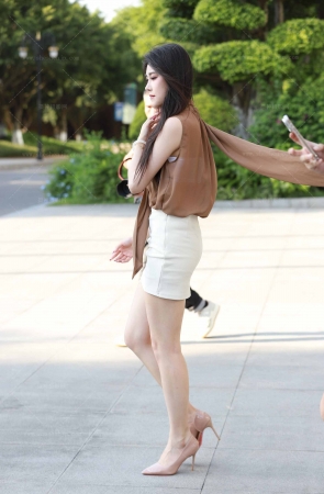 美女穿什么衣服都好看【套图➕单反视频】 10P