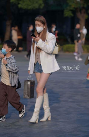 热裤长腿长靴美眉