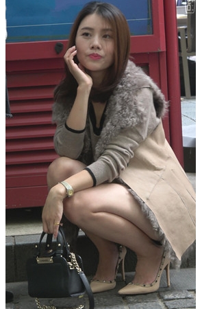 漂亮的白嫩美腿气质美女二