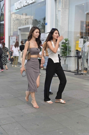 搭讪街拍灰色开衩裙美女