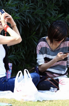 No137 一对闺密，两双好脚，还有薄丝可看