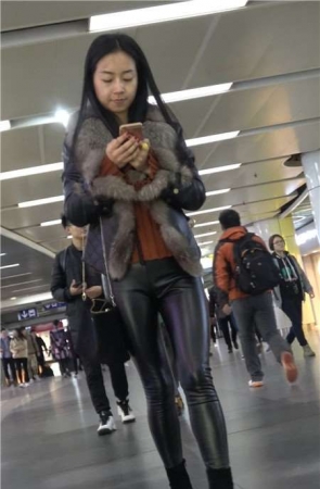 4K – 黑色紧身皮裤街拍苗条身材美臀美女 [1.32 GB]