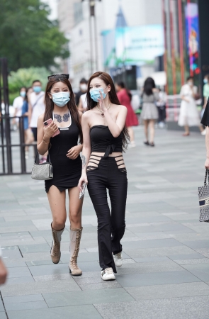 漂亮的黑色抹胸装小姐姐